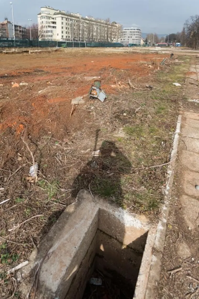 Projekt nogometnog kampa HNS-a na Sveticama svečano je predstavljen početkom 2014. godine, a u Savezu su isticali da je neophodan za budućnost hrvatskog nogometa. Iskrsnuli su potom problemi s atletičarima kojima je obećana atletska infrastruktura u sklopu kampa, a pravo na zemlji&scaron;te na Sveticama polagala je Crkva te se Grad dogovorio s crkvom oko zamjenskog zemljista. Lokacijska i građevinska dozvola za izgradnju kampa su ishođene, a nakon početnih radova, strojevi su utihnuli. Sudbina kampa koji je trebao biti moderan sportski kompleks i dalje je neizvjesna.