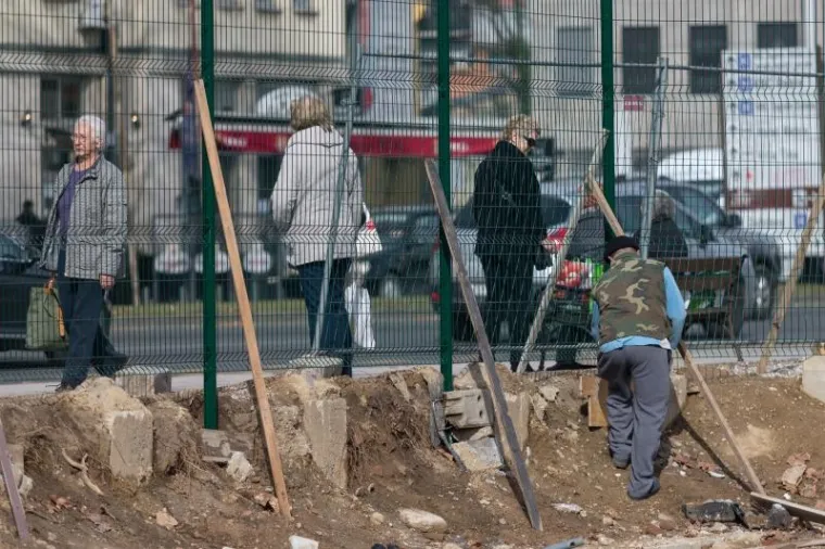 Projekt nogometnog kampa HNS-a na Sveticama svečano je predstavljen početkom 2014. godine, a u Savezu su isticali da je neophodan za budućnost hrvatskog nogometa. Iskrsnuli su potom problemi s atletičarima kojima je obećana atletska infrastruktura u sklopu kampa, a pravo na zemlji&scaron;te na Sveticama polagala je Crkva te se Grad dogovorio s crkvom oko zamjenskog zemljista. Lokacijska i građevinska dozvola za izgradnju kampa su ishođene, a nakon početnih radova, strojevi su utihnuli. Sudbina kampa koji je trebao biti moderan sportski kompleks i dalje je neizvjesna.