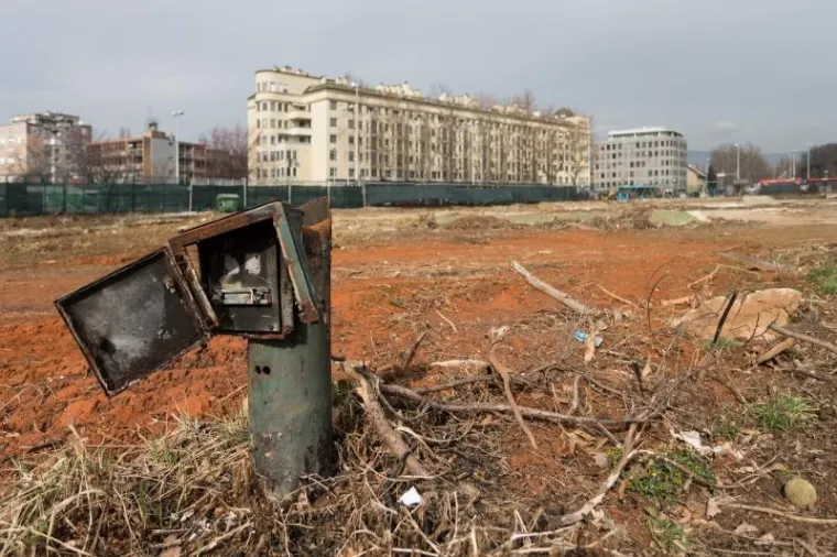 Projekt nogometnog kampa HNS-a na Sveticama svečano je predstavljen početkom 2014. godine, a u Savezu su isticali da je neophodan za budućnost hrvatskog nogometa. Iskrsnuli su potom problemi s atletičarima kojima je obećana atletska infrastruktura u sklopu kampa, a pravo na zemlji&scaron;te na Sveticama polagala je Crkva te se Grad dogovorio s crkvom oko zamjenskog zemljista. Lokacijska i građevinska dozvola za izgradnju kampa su ishođene, a nakon početnih radova, strojevi su utihnuli. Sudbina kampa koji je trebao biti moderan sportski kompleks i dalje je neizvjesna.