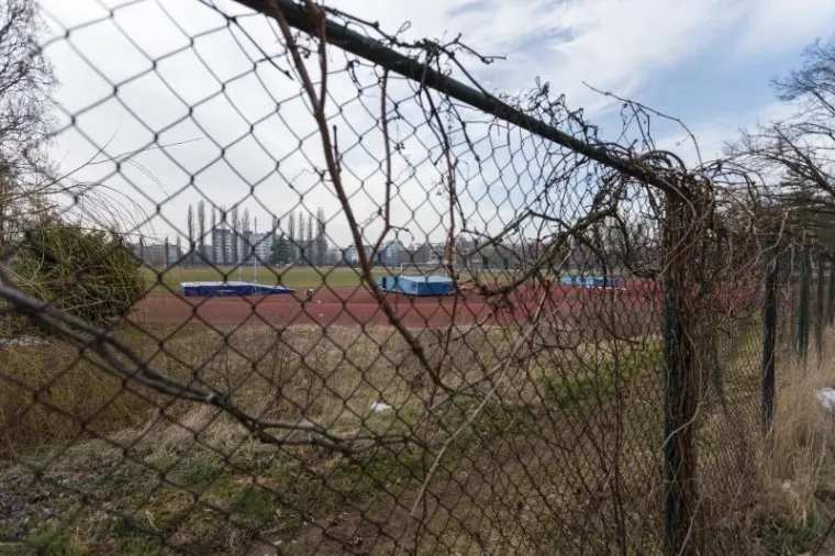 Projekt nogometnog kampa HNS-a na Sveticama svečano je predstavljen početkom 2014. godine, a u Savezu su isticali da je neophodan za budućnost hrvatskog nogometa. Iskrsnuli su potom problemi s atletičarima kojima je obećana atletska infrastruktura u sklopu kampa, a pravo na zemlji&scaron;te na Sveticama polagala je Crkva te se Grad dogovorio s crkvom oko zamjenskog zemljista. Lokacijska i građevinska dozvola za izgradnju kampa su ishođene, a nakon početnih radova, strojevi su utihnuli. Sudbina kampa koji je trebao biti moderan sportski kompleks i dalje je neizvjesna.