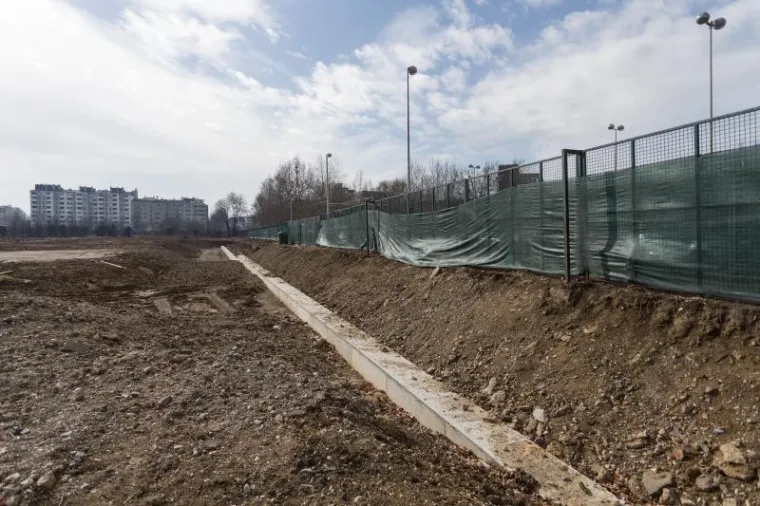 Projekt nogometnog kampa HNS-a na Sveticama svečano je predstavljen početkom 2014. godine, a u Savezu su isticali da je neophodan za budućnost hrvatskog nogometa. Iskrsnuli su potom problemi s atletičarima kojima je obećana atletska infrastruktura u sklopu kampa, a pravo na zemlji&scaron;te na Sveticama polagala je Crkva te se Grad dogovorio s crkvom oko zamjenskog zemljista. Lokacijska i građevinska dozvola za izgradnju kampa su ishođene, a nakon početnih radova, strojevi su utihnuli. Sudbina kampa koji je trebao biti moderan sportski kompleks i dalje je neizvjesna.