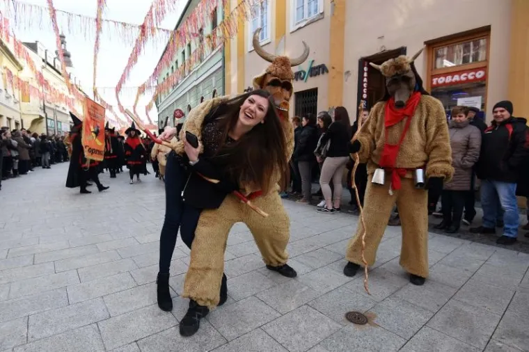 Ma&scaron;karano ludilo zavladalo Hrvatskom! Donald i Melanija popularniji od Kolinde