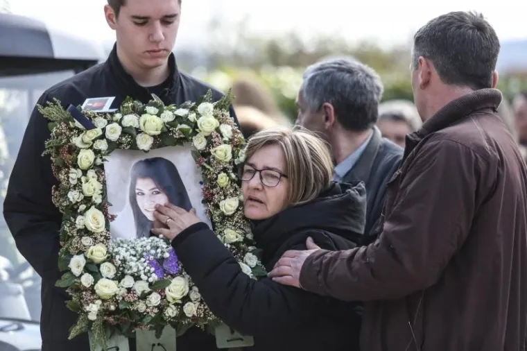 SPROVOD KRISTINE KRUPLJAN: Ožalošćeni se pozdravili od ubijene 18-godišnjakinje