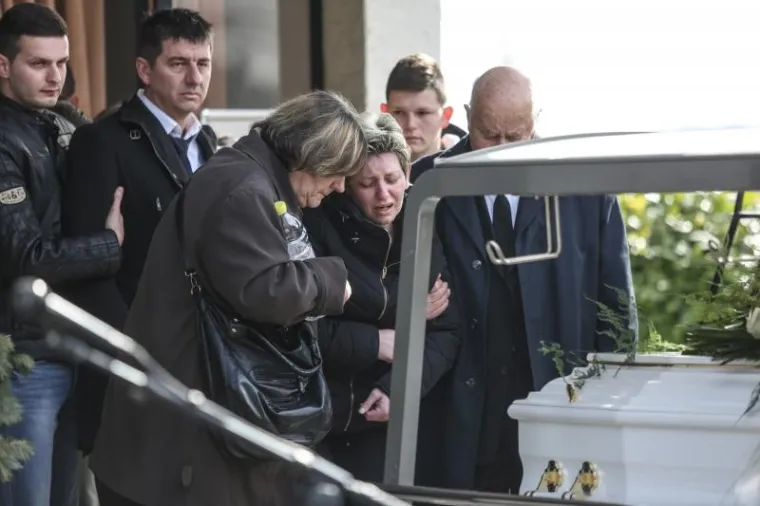 SPROVOD KRISTINE KRUPLJAN: Ožalošćeni se pozdravili od ubijene 18-godišnjakinje