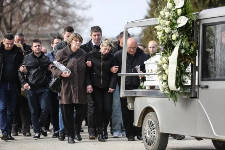 SPROVOD KRISTINE KRUPLJAN: Ožalo&scaron;ćeni se pozdravili od ubijene 18-godi&scaron;njakinje