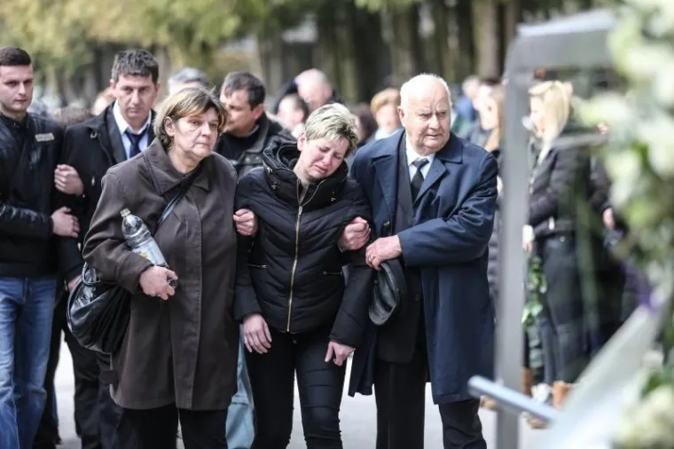 SPROVOD KRISTINE KRUPLJAN: Ožalo&scaron;ćeni se pozdravili od ubijene 18-godi&scaron;njakinje