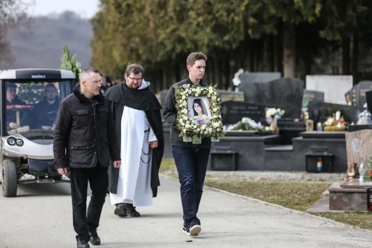 SPROVOD KRISTINE KRUPLJAN: Ožalo&scaron;ćeni se pozdravili od ubijene 18-godi&scaron;njakinje