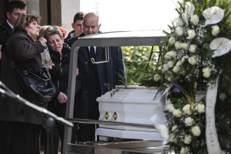 SPROVOD KRISTINE KRUPLJAN: Ožalo&scaron;ćeni se pozdravili od ubijene 18-godi&scaron;njakinje