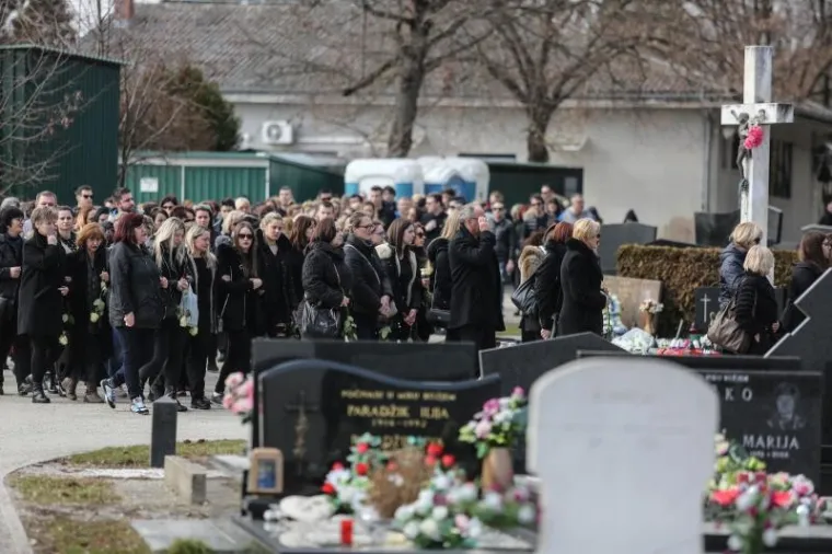 Okupljeni na sprovodu Kristine Krupljan.