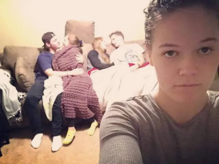 Vjerojatno svi su imali priliku iskusiti kako je to biti treći kotač. No, što kada ste cijeli život u toj situaciji? Jedini spas je napraviti Instagram račun o tome i našaliti se na svoj račun, a upravo to je napravila djevojka iz galerije.