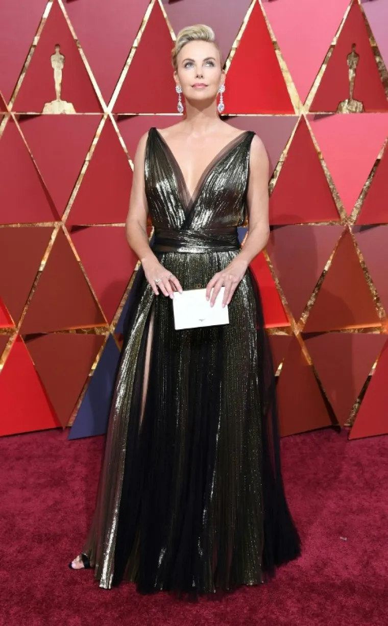 Nosile su se i blještave metalik nijanse.... (Charlize Theron u haljini Dior Couture)