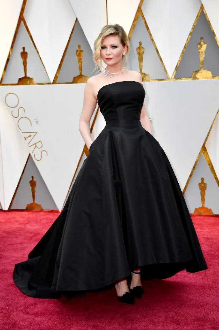 S crnim se ne može pogriješiti jer uvijek izgleda elegantno i sofisticirano... (Kirsten Dunst u haljini Dior Couture)