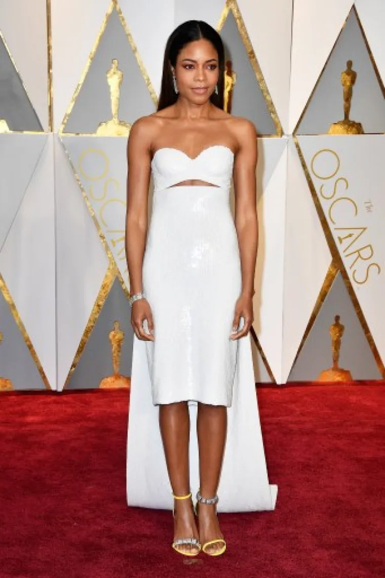Naomie Harris u bijeloj elegantnoj haljini Calvina Kleina