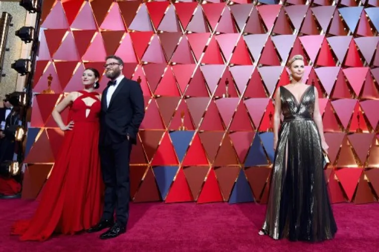 Charlize Theron u metalik haljini Christiana Diora