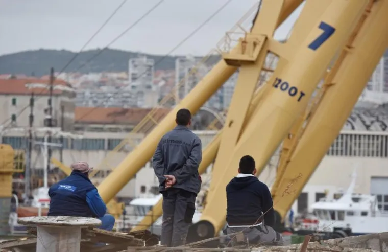 MANEVAR U &Scaron;IBENIKU: Vraćanje u more megajahte od 500 tona