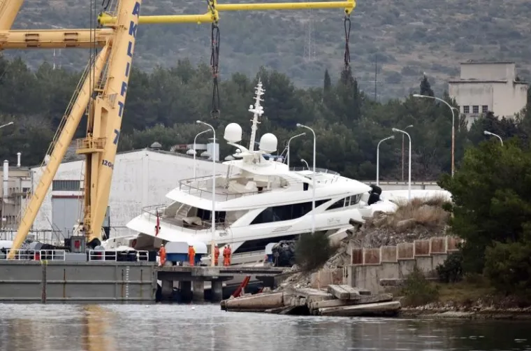 MANEVAR U &Scaron;IBENIKU: Vraćanje u more megajahte od 500 tona