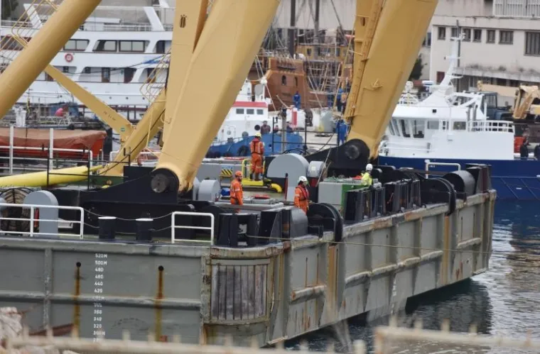 MANEVAR U &Scaron;IBENIKU: Vraćanje u more megajahte od 500 tona