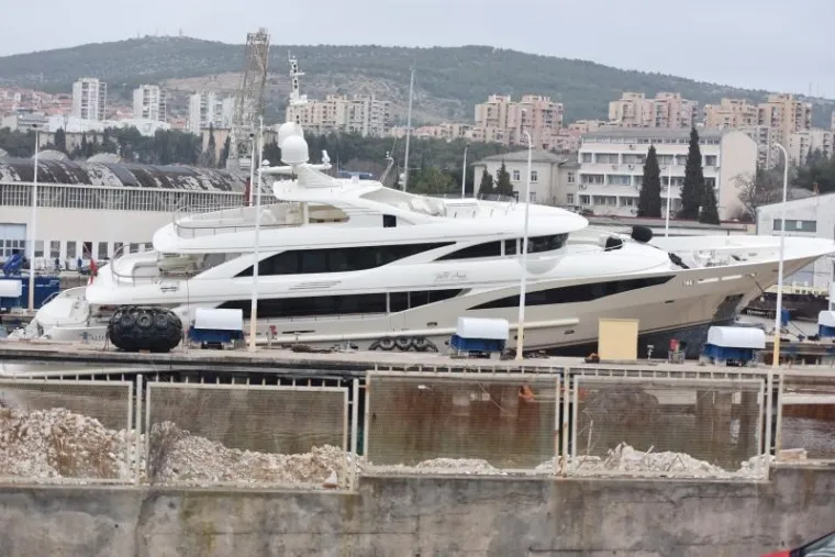 MANEVAR U &Scaron;IBENIKU: Vraćanje u more megajahte od 500 tona