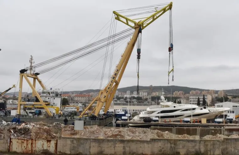 U remontnom brodogradili&scaron;tu NCP-a u &Scaron;ibeniku u tijeku je podizanje megajahte te&scaron;ke 500 tona koja na pokvarenom sinkro-liftu stoji od 20 siječnja.