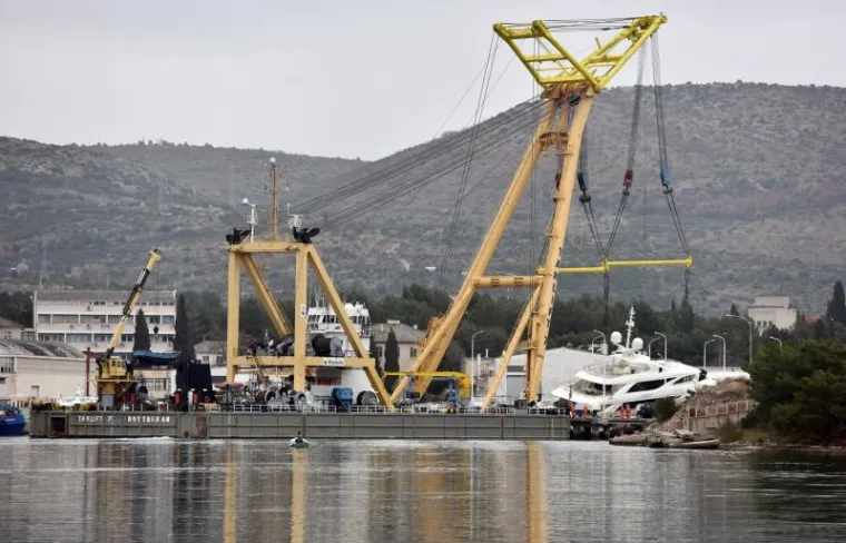 MANEVAR U &Scaron;IBENIKU: Vraćanje u more megajahte od 500 tona