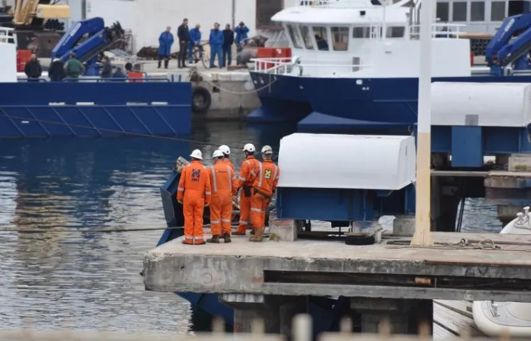 MANEVAR U &Scaron;IBENIKU: Vraćanje u more megajahte od 500 tona