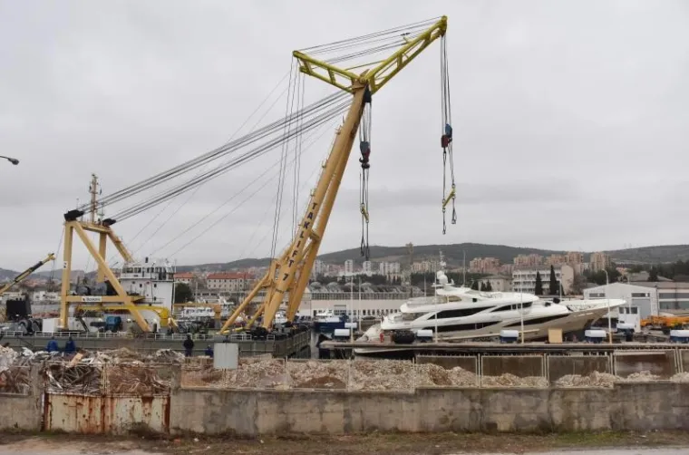 MANEVAR U &Scaron;IBENIKU: Vraćanje u more megajahte od 500 tona