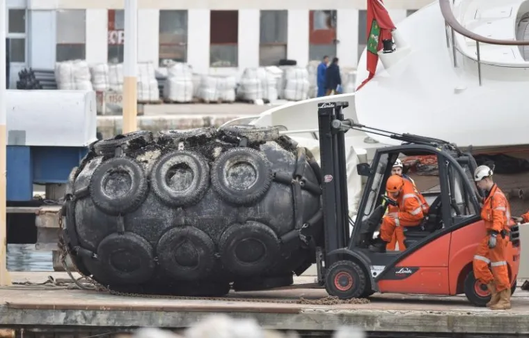 MANEVAR U &Scaron;IBENIKU: Vraćanje u more megajahte od 500 tona