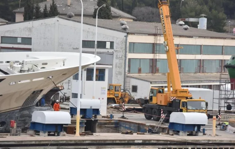 MANEVAR U &Scaron;IBENIKU: Vraćanje u more megajahte od 500 tona