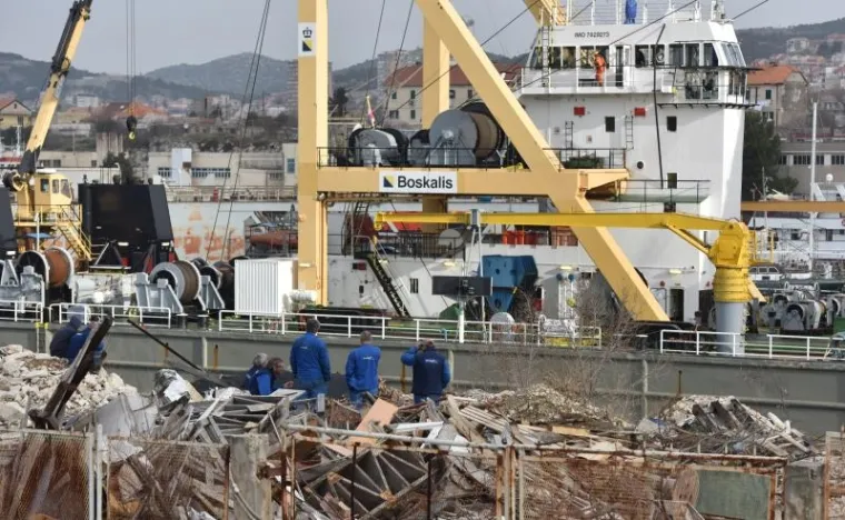 MANEVAR U &Scaron;IBENIKU: Vraćanje u more megajahte od 500 tona