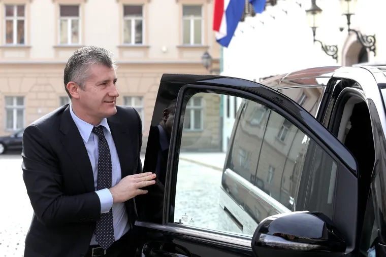 Davor &Scaron;uker stiže u Banske dvore
