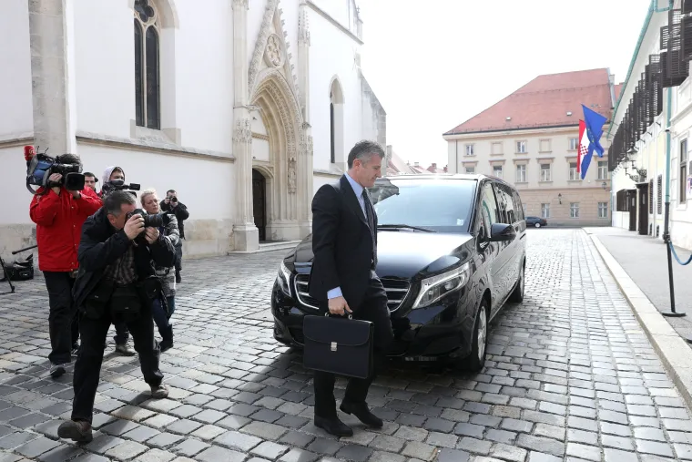 Davor &Scaron;uker stiže u Banske dvore