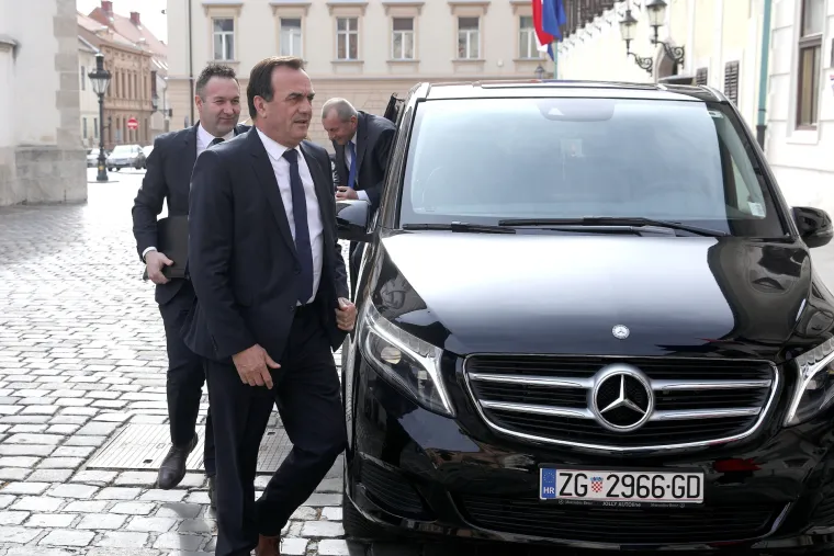 Davor &Scaron;uker stiže u Banske dvore