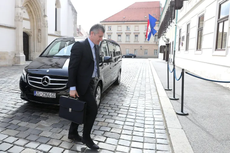 Davor &Scaron;uker stiže u Banske dvore