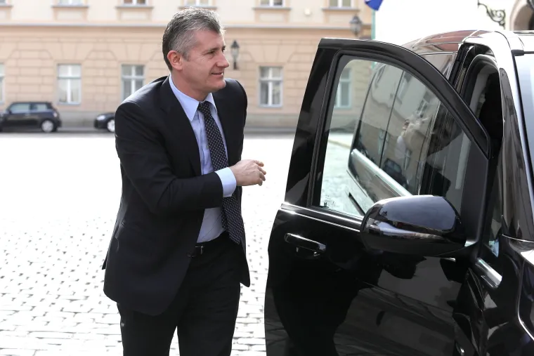 Davor &Scaron;uker stiže u Banske dvore