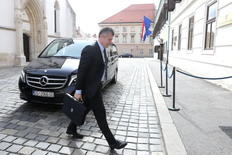 Davor &Scaron;uker stiže u Banske dvore