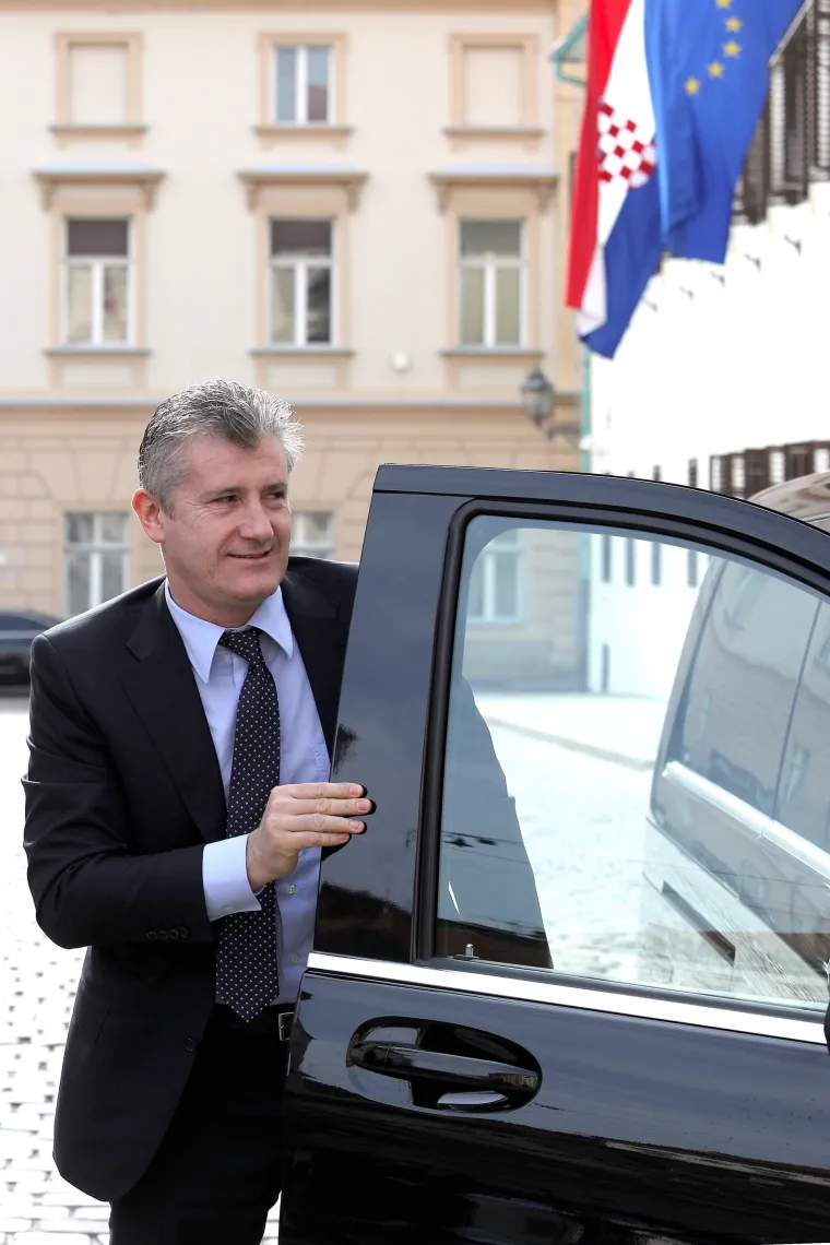 Davor &Scaron;uker stiže u Banske dvore