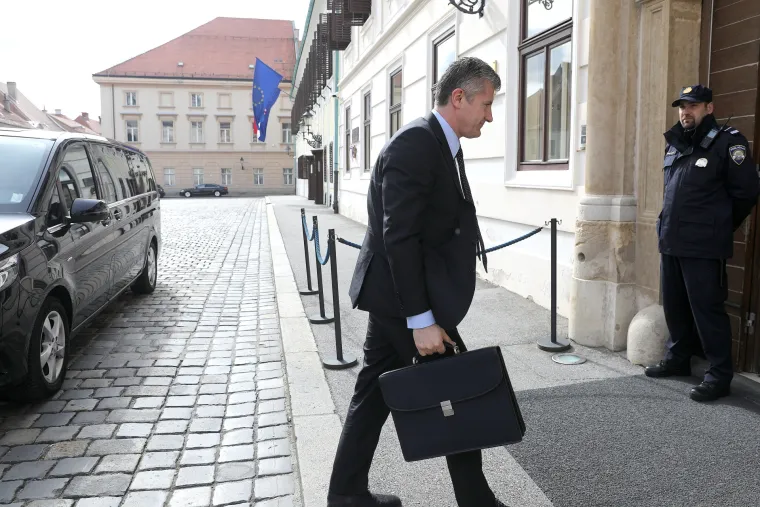 Davor &Scaron;uker stiže u Banske dvore