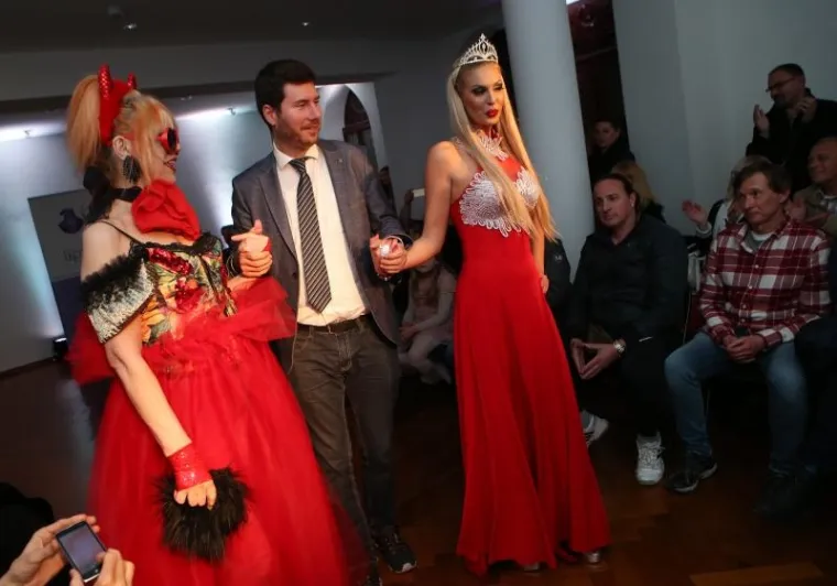U društvu Ave i Nataše Bebić je prošetao pistom.