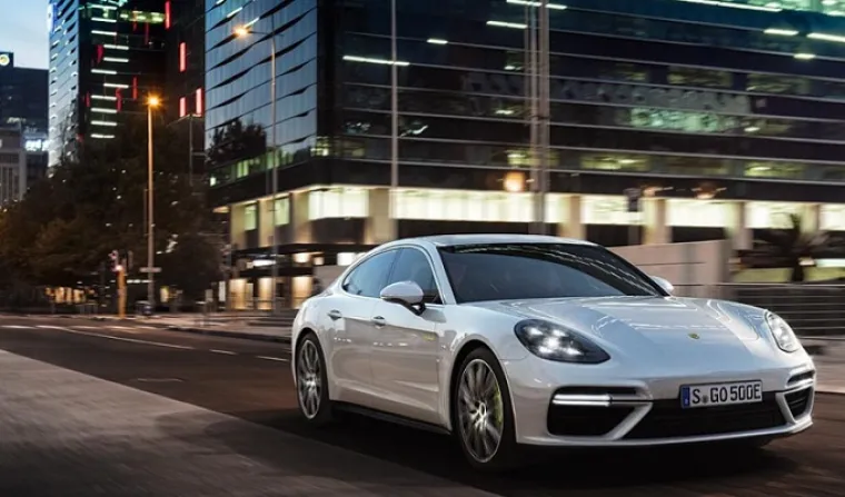 Vrh ponude druge Panamerine generacije na europskom tržištu u prodaju kreće u srpnju ove godine i to odmah u dvije karoserijske izvedbe.