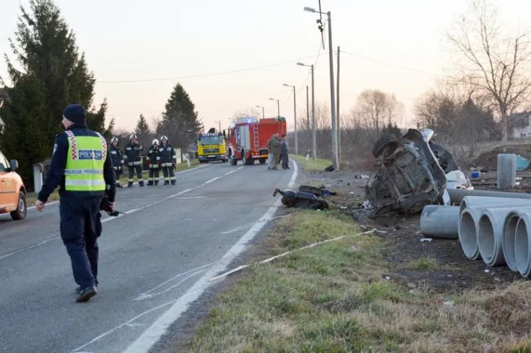 ZASTRA&Scaron;UJUĆI PRIZORI KOD SISKA: Peugeot se prepolovio od siline udarca u betonski stup, tijelo vozača izvlačili vatrogasci