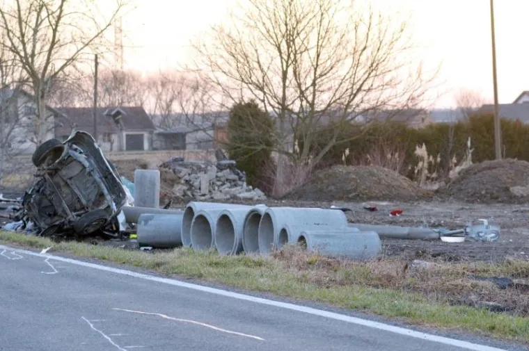 ZASTRA&Scaron;UJUĆI PRIZORI KOD SISKA: Peugeot se prepolovio od siline udarca u betonski stup, tijelo vozača izvlačili vatrogasci