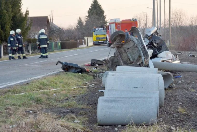 ZASTRA&Scaron;UJUĆI PRIZORI KOD SISKA: Peugeot se prepolovio od siline udarca u betonski stup, tijelo vozača izvlačili vatrogasci