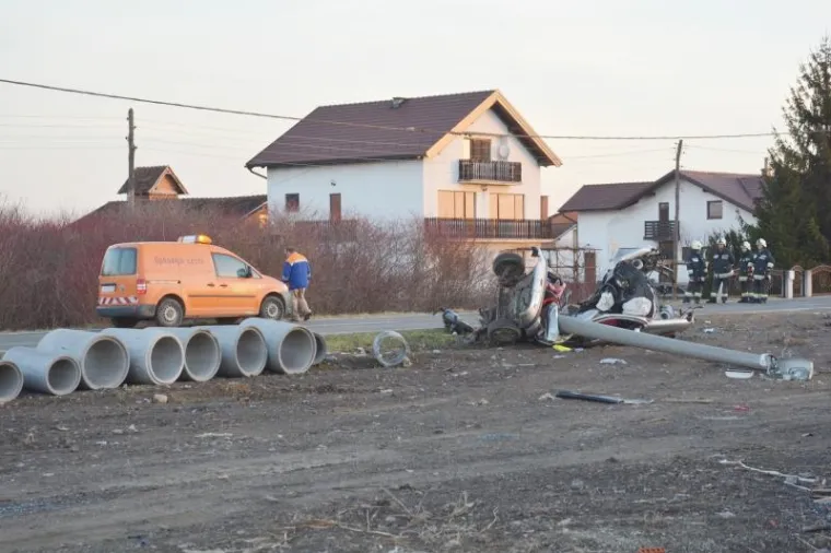 ZASTRA&Scaron;UJUĆI PRIZORI KOD SISKA: Peugeot se prepolovio od siline udarca u betonski stup, tijelo vozača izvlačili vatrogasci