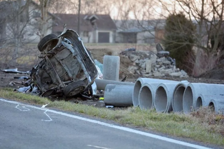 ZASTRA&Scaron;UJUĆI PRIZORI KOD SISKA: Peugeot se prepolovio od siline udarca u betonski stup, tijelo vozača izvlačili vatrogasci