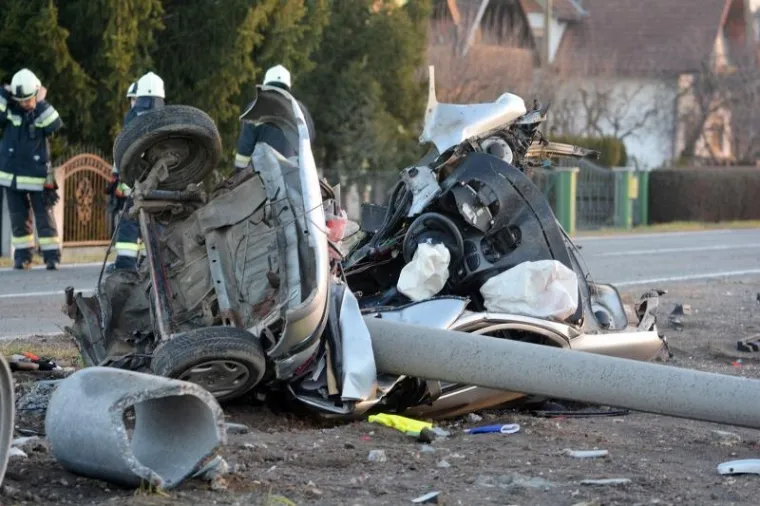 ZASTRA&Scaron;UJUĆI PRIZORI KOD SISKA: Peugeot se prepolovio od siline udarca u betonski stup, tijelo vozača izvlačili vatrogasci