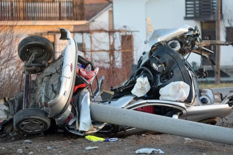ZASTRA&Scaron;UJUĆI PRIZORI KOD SISKA: Peugeot se prepolovio od siline udarca u betonski stup, tijelo vozača izvlačili vatrogasci