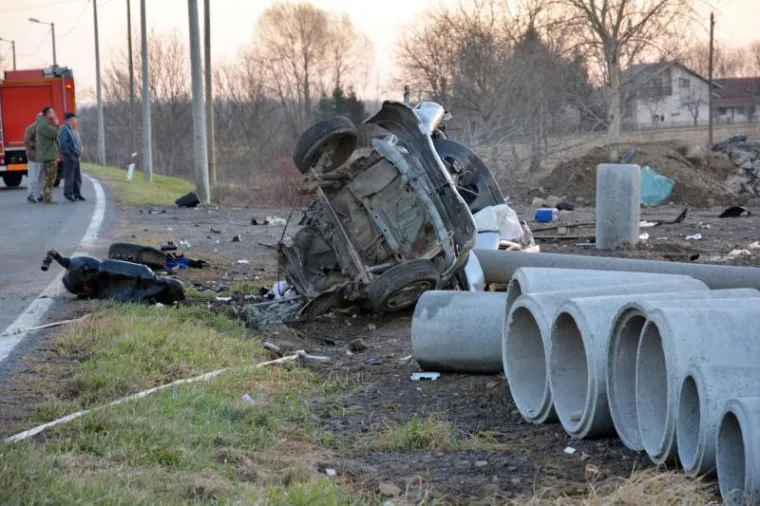 ZASTRA&Scaron;UJUĆI PRIZORI KOD SISKA: Peugeot se prepolovio od siline udarca u betonski stup, tijelo vozača izvlačili vatrogasci