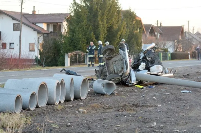 ZASTRA&Scaron;UJUĆI PRIZORI KOD SISKA: Peugeot se prepolovio od siline udarca u betonski stup, tijelo vozača izvlačili vatrogasci