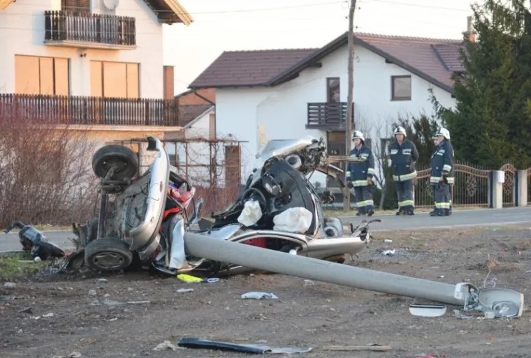 ZASTRA&Scaron;UJUĆI PRIZORI KOD SISKA: Peugeot se prepolovio od siline udarca u betonski stup, tijelo vozača izvlačili vatrogasci