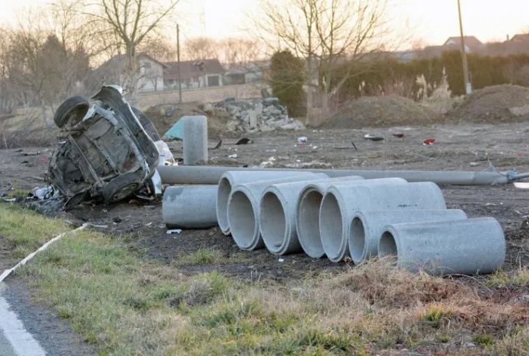 ZASTRA&Scaron;UJUĆI PRIZORI KOD SISKA: Peugeot se prepolovio od siline udarca u betonski stup, tijelo vozača izvlačili vatrogasci